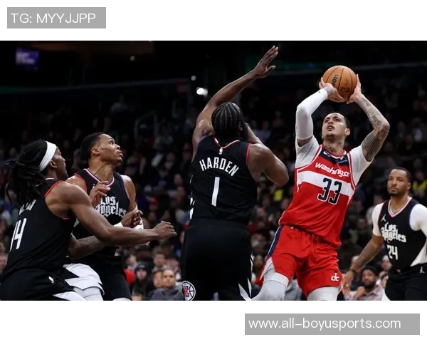 莱昂纳德季前赛上半场狂砍五记三分球平上赛季单场最佳表现 莱昂纳德季前赛上半场狂砍五记三分球平上赛季单场最佳表现