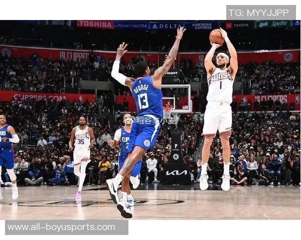 布克谈球队信任建立过程强调夏季训练的重要性与团队凝聚力