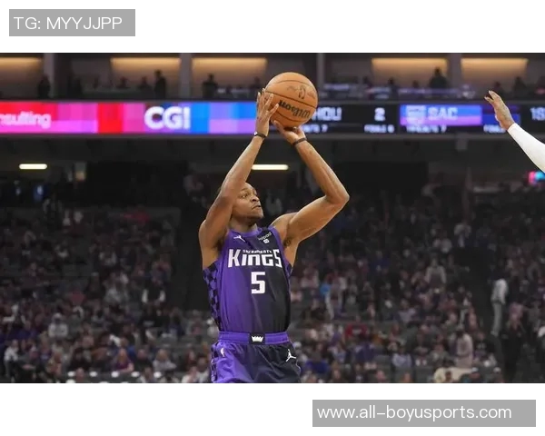 福克斯半场表现出色10投4中三分2中4贡献12分5助助力球队争胜